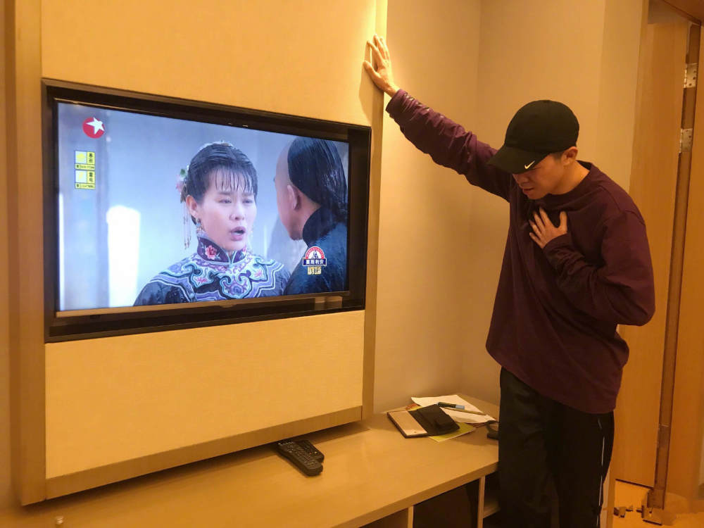 明星追起剧来也是普通人,熬夜刷剧,吐槽,摔东西样样俱全