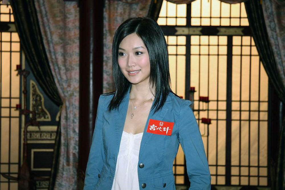 叶翠翠为儿子庆生三个小伙戴生日帽超可爱退圈后成亿万富婆