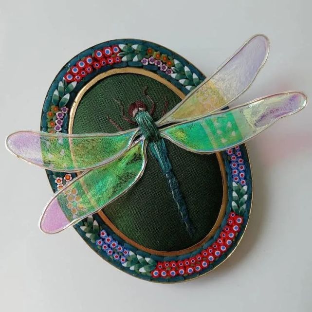 她用彩线刺绣超逼真3D昆虫，栩栩如生，仿佛可以从布上飞下来|刺绣|昆虫 