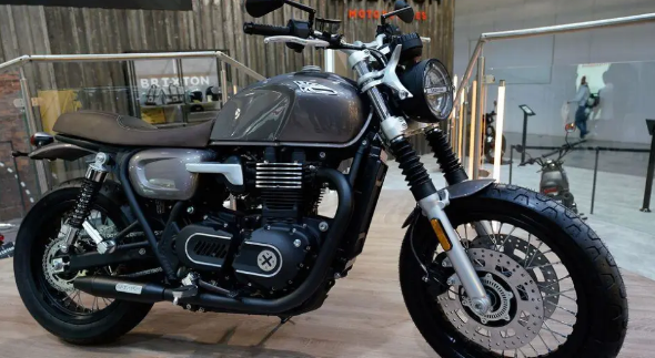 从曲轴箱边盖上的brixton商标logo和右侧后饰板的造型可以看出,它与