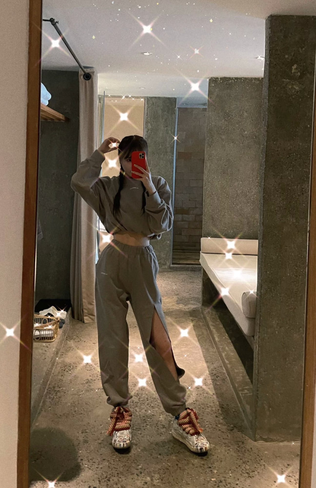 与男友甜蜜接吻,穿露脐装秀小蛮腰,男生增高鞋暴露真实身高_腾讯新闻