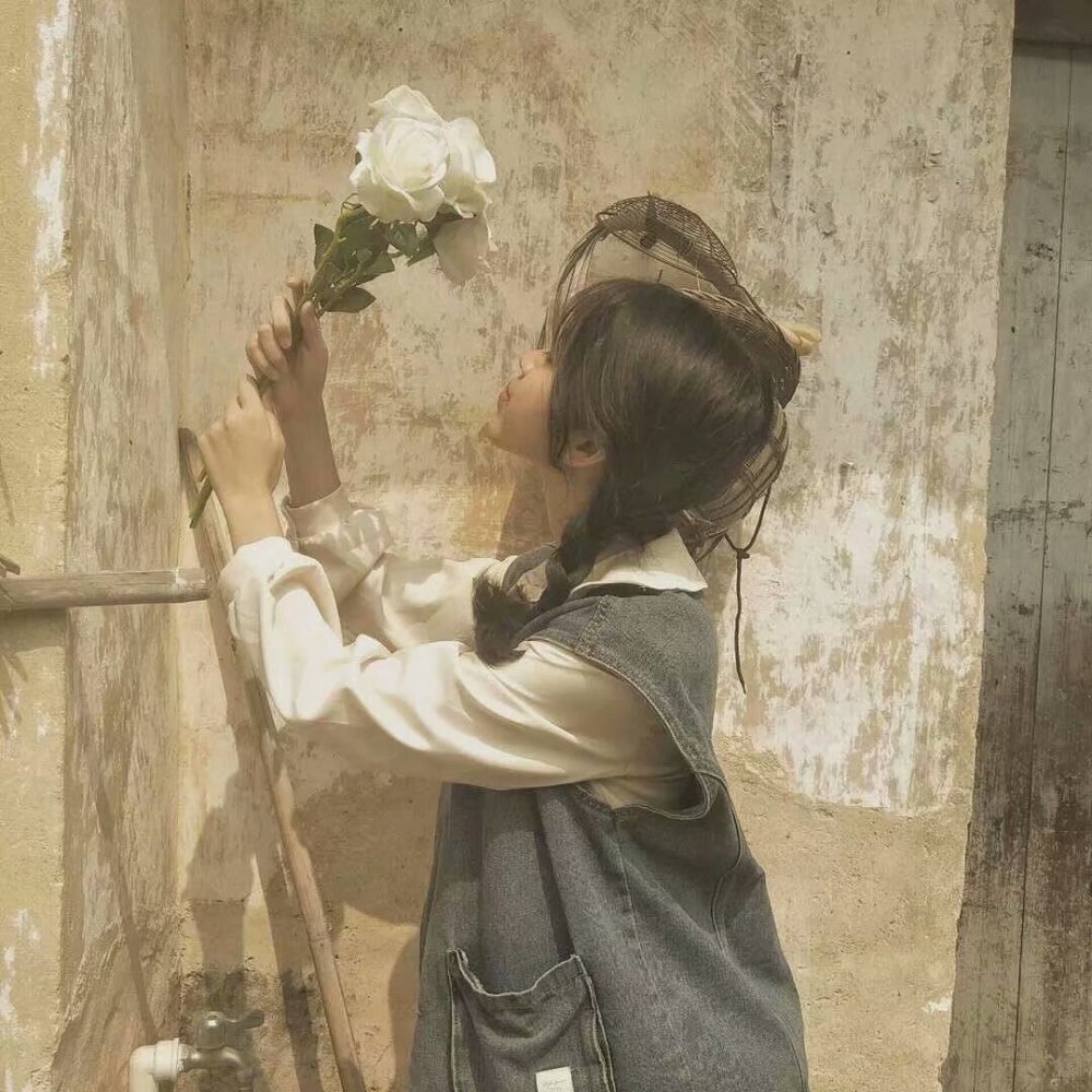 捧花女生头像遇见你后睁眼是花田闭眼是星河