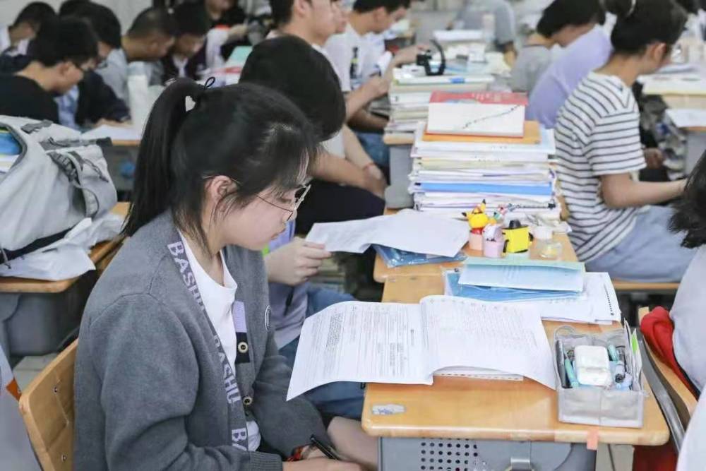 重庆24人学生提前保送清北 9人来自同一高中 真是天之骄子 腾讯新闻