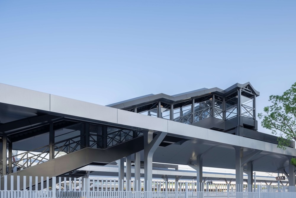 天桥 creatar images    复建后的站房是文化历史展示厅,不再具备主要