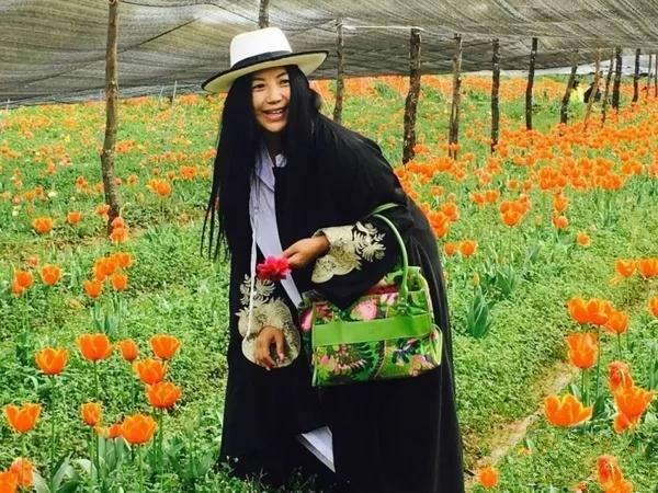 杨二车娜姆还出了好几本书,除了讲述摩梭人的故事, 还把她和石丹梧的