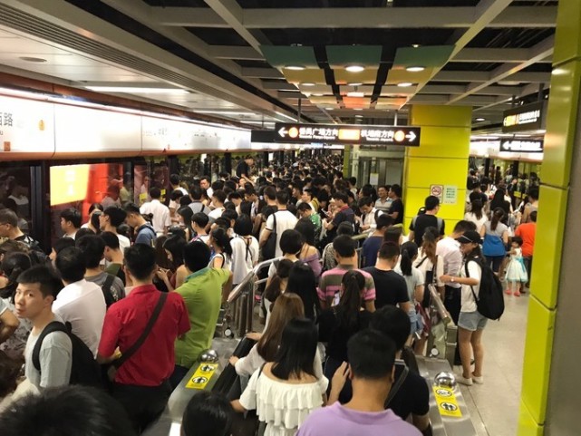 广州的一个地铁站日最高客运量达844万被誉为最挤站点
