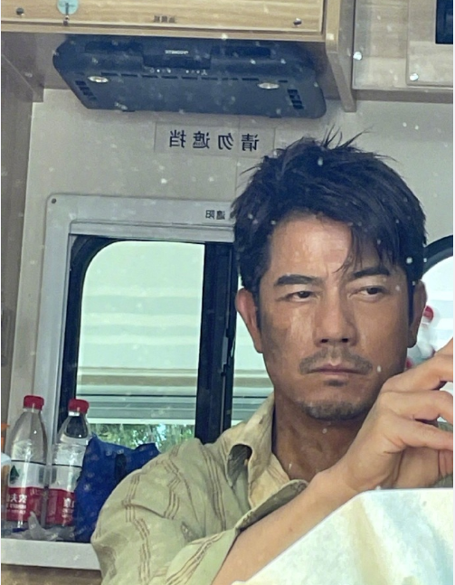 56岁郭富城晒自拍照?为拍戏自毁形象,满脸污垢颜值依旧能打?
