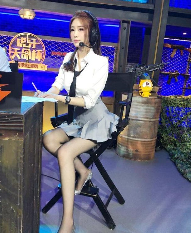 虎牙天命杯女主播黑丝领带翻车素颜被曝光堪称奇丑无比