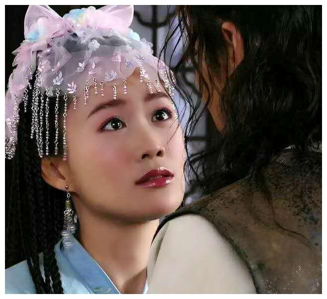 《幻影神针》里的梁小冰,满脸的胶原蛋白啊~眼波流转,顾盼生辉,让人不