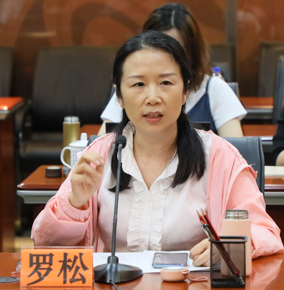 《中国戏剧》杂志主编罗松甚至表示这出戏就是为施夏明量身定制的.