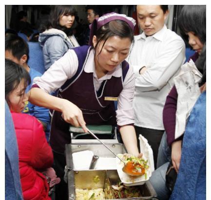 一趟火車上千乘客,為何連幾十份盒飯都賣不掉?乘務員說了實情