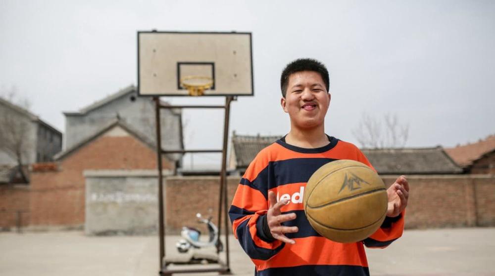 30万网友黑转粉残疾少年因篮球逆袭