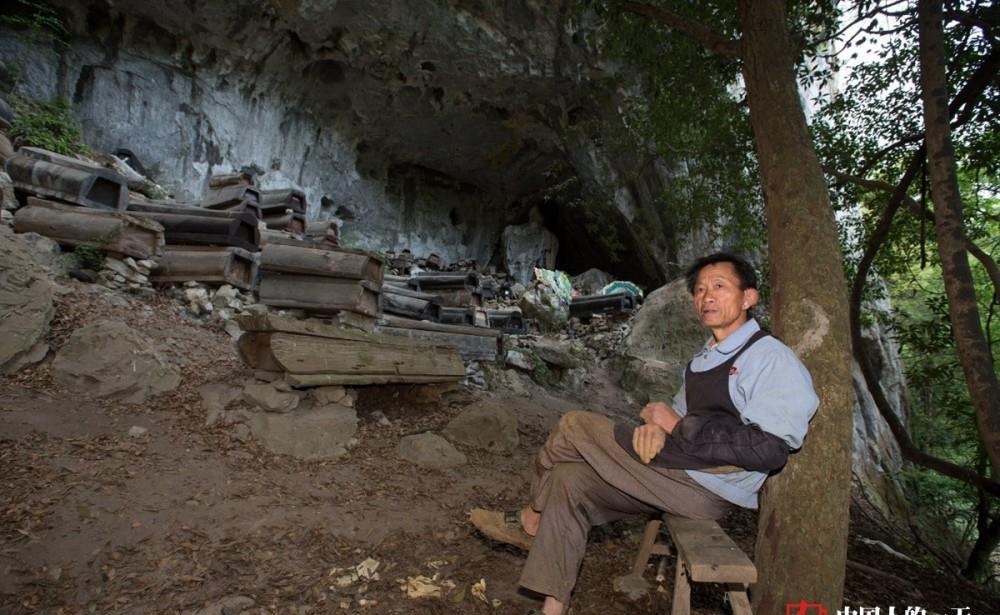 当代苗族守灵人:白天工地挑土,晚上葬洞守567具族人棺材