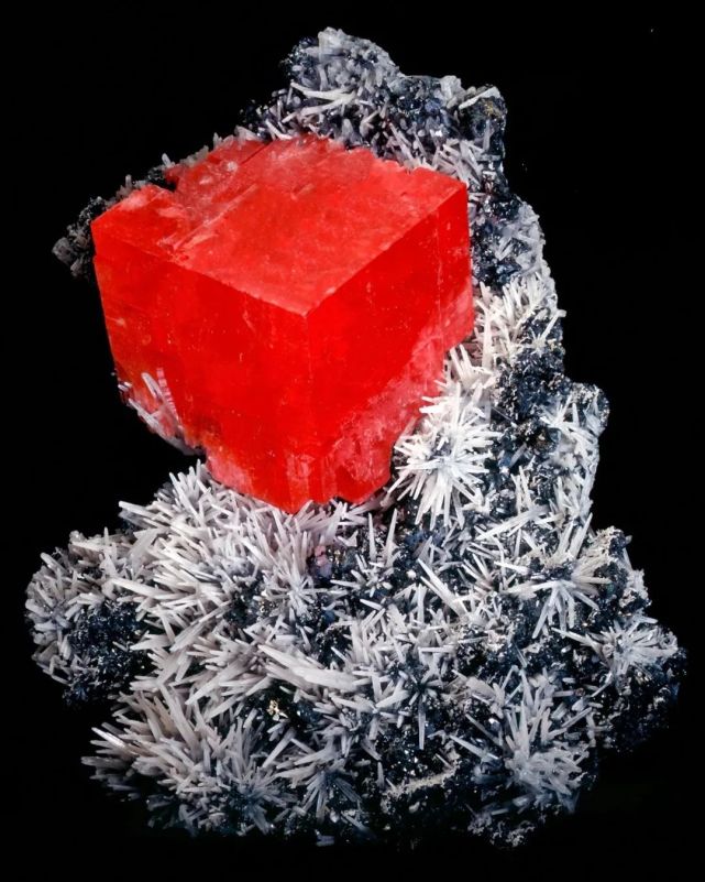 21-锰云母● 20-硅锌矿● 19-辰砂● 18-黄铜矿 雄黄 方解石 方铅矿