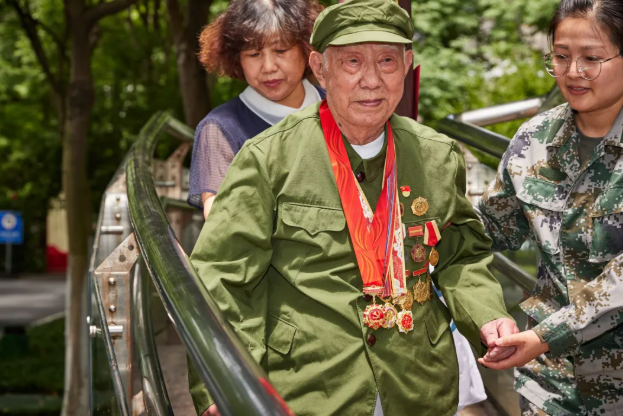50年60年80年这份骄傲刷屏朋友圈网友纷纷跟拍吾辈楷模
