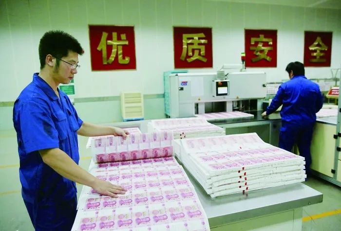 在北京印钞厂印码部,对于部分质量存疑的产品,工人一一取出检查 记者