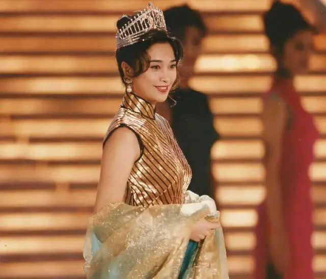 她是92年的香港小姐冠军——卢淑仪_腾讯新闻