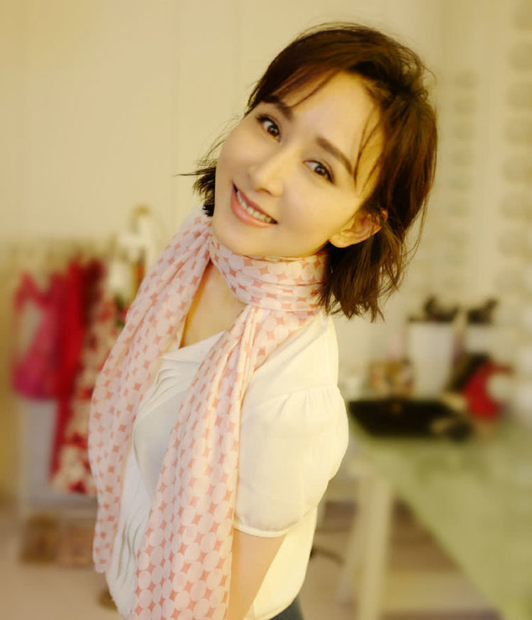 她是一个人人都想娶的女明星,30岁嫁爱情,今40岁仍嫩得一塌糊涂!