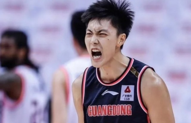 05年,还没有上小学的胡明轩就被他爸爸胡建顺送到了新疆小飞虎训练营