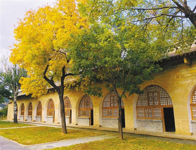 瓦窑堡会议旧址.任媛媛摄七大代表进入会场. 资料照片延安革命纪念馆.