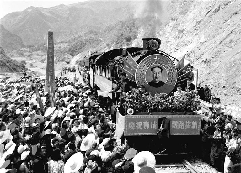 1956年7月13日,连接祖国西南和西北的宝成铁路举行接轨仪式.