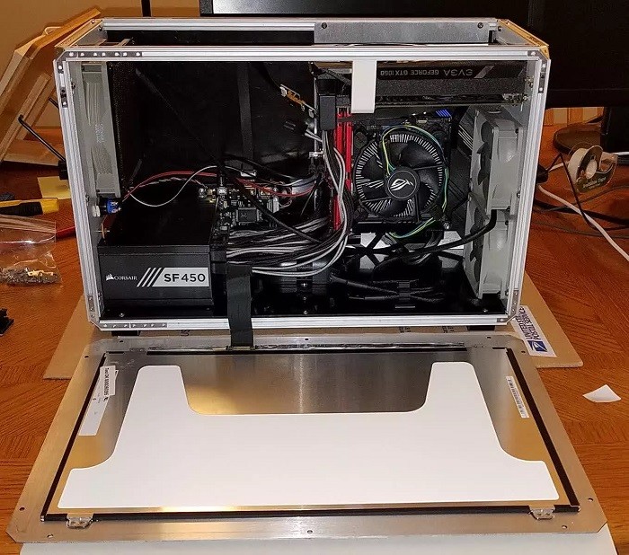 梦回80年代网友用现代硬件打造手提箱式便携pc