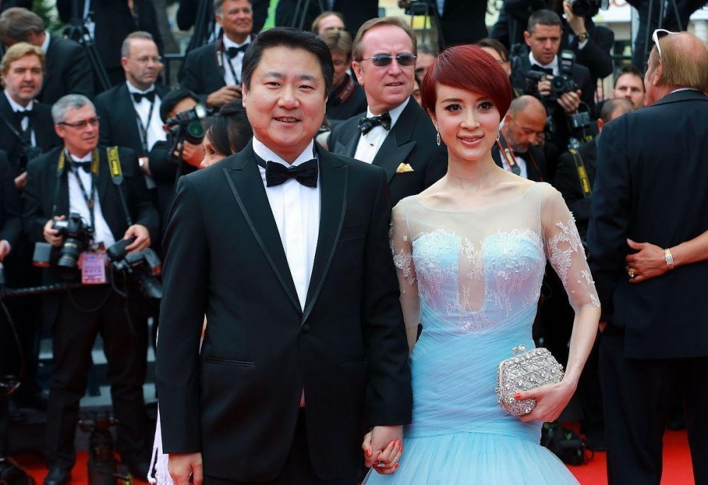 金巧巧一看就是生活幸福的样子,和富商丈夫同框,看着真小鸟依人