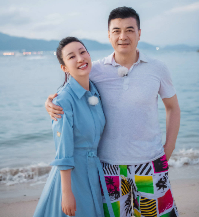 秦海璐与王新军秀恩爱女方穿长裙身材丰腴男方浓眉大眼精神足