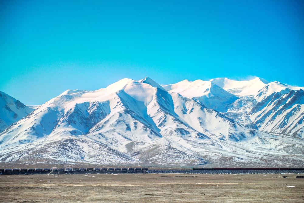 在青海的昆仑山,有一座海拔6178 米的山峰,是昆仑山东部的最高峰.