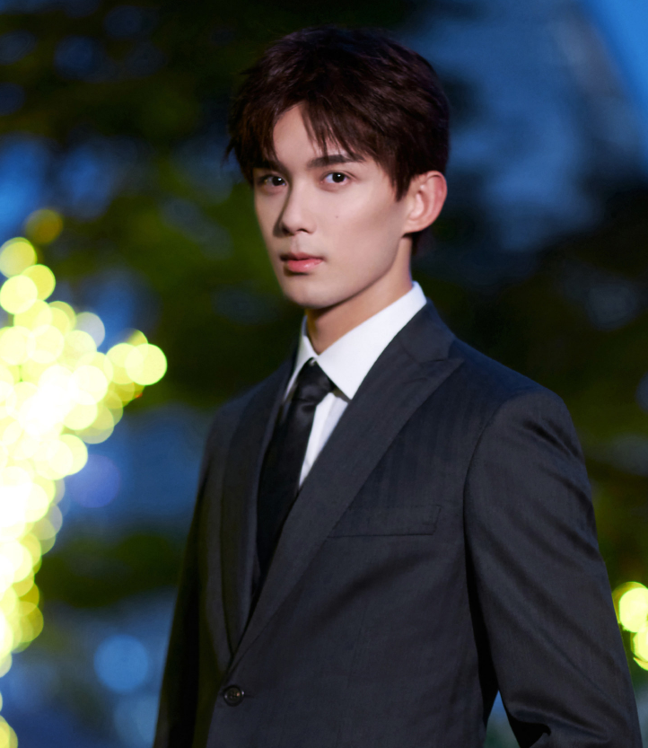 很多粉丝也是觉得吴磊是理想型男友,这长相简直是又奶又酷,可塑性也是