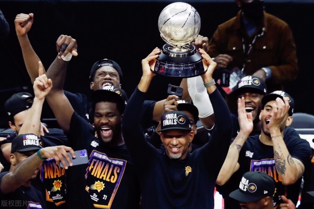 18名专家团仅1人选太阳冲出西部!保罗情绪激动,夺冠概率超六成