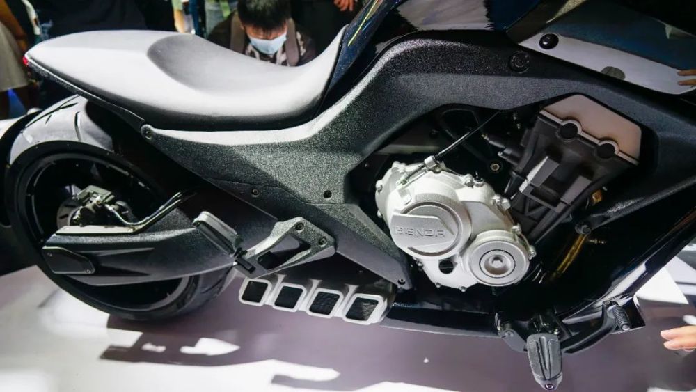 这台直列四缸水冷16气门发动机实际排量为680cc,这台发动机在标准版