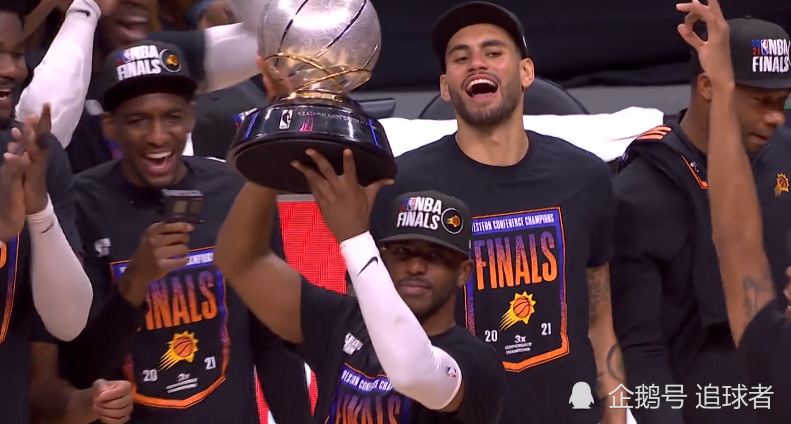 西部冠军合影出炉佩恩c位捧杯全队欢呼保罗更衣室搂着布克合影