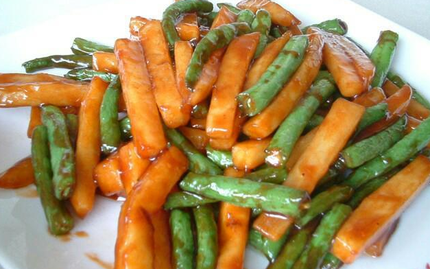 丝瓜油条香脆可口,搭配土豆炒豆角,全素一样可以很好吃