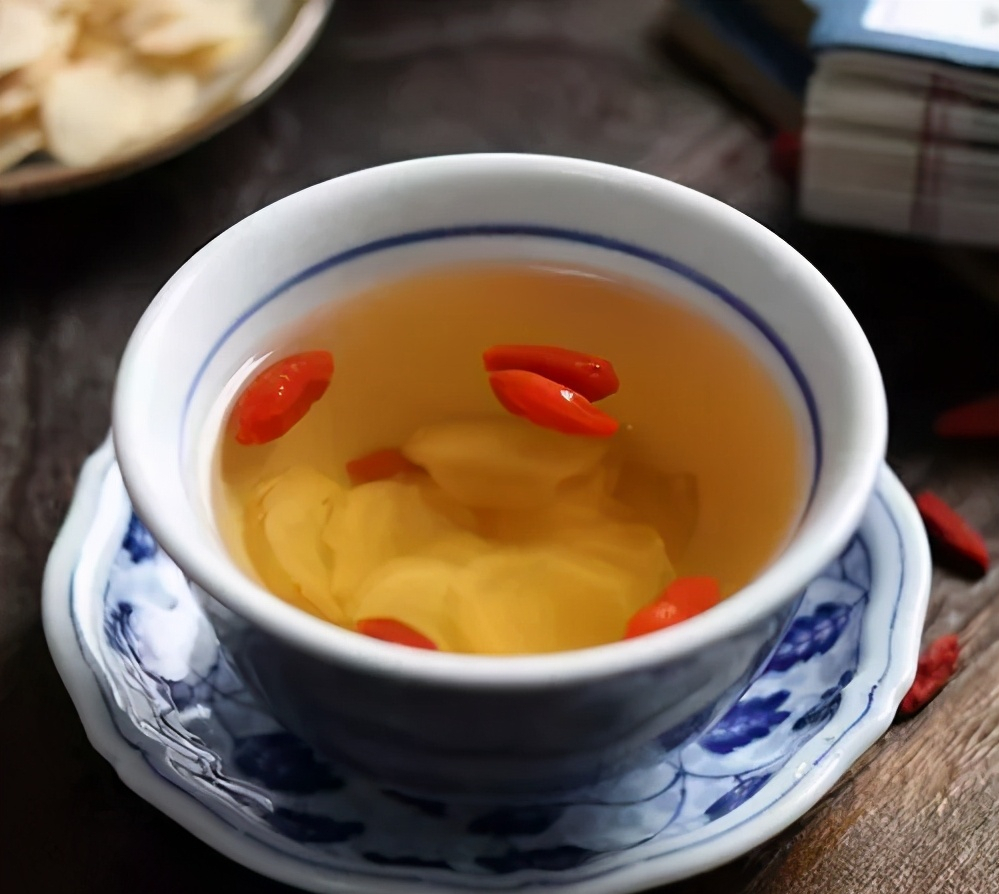 西洋参泡水喝的禁忌1,西洋参不能和萝卜一起服用,因为西洋参是补气而