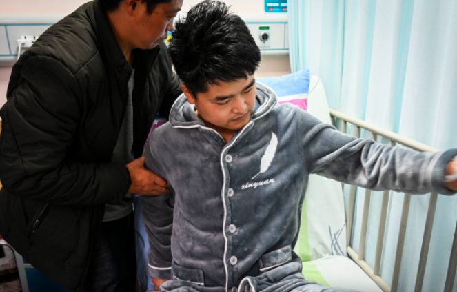 韩红24岁儿子长大了韩厚厚被赞明星脸身世曝光令人动容