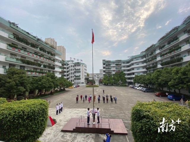 "城西中学校长林国平说.