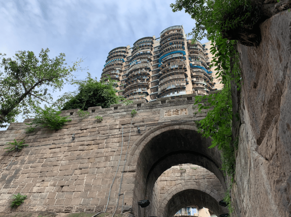 高低起伏的城市建筑让人一眼就会喜欢上这里,尽管是火城