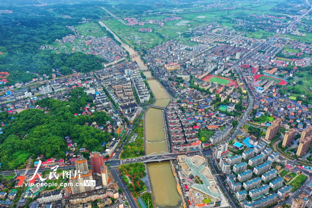 江西芦溪雨后县城美如画