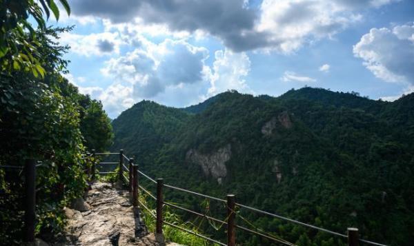 華東大裂谷,安徽寧國最著名的旅遊景點,通體封閉如世外桃源