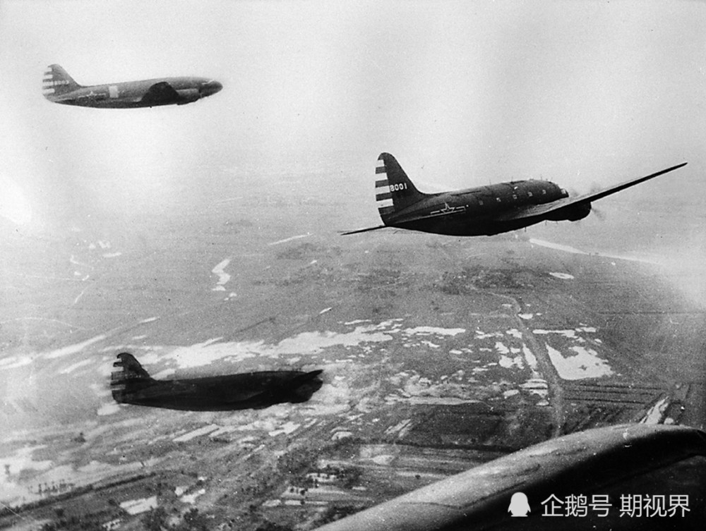 我们的飞机再不用飞两遍了飞机编队呈100字样飞跃广场令人心潮澎湃