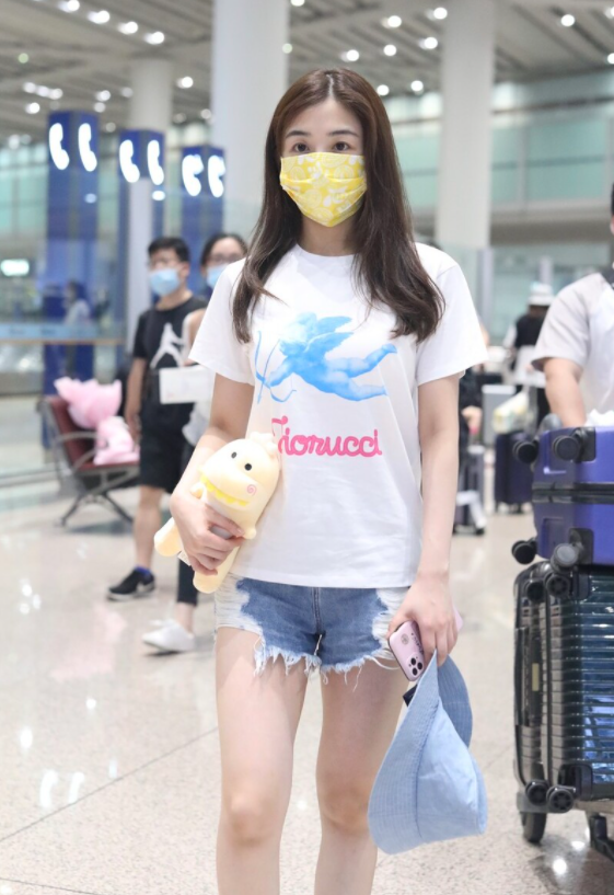 张含韵32岁了穿t恤搭配短牛仔裤走机场少女感爆棚高级又洋气