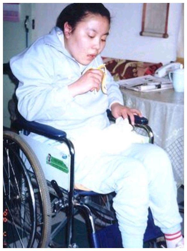 清华才女朱令铊中毒,像7岁孩子般被父母照顾27年,至今没有真相