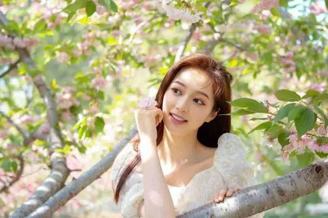 美女领诵员冯琳走红 高颜值生活照曝光 选拔经历 千里挑一 腾讯新闻