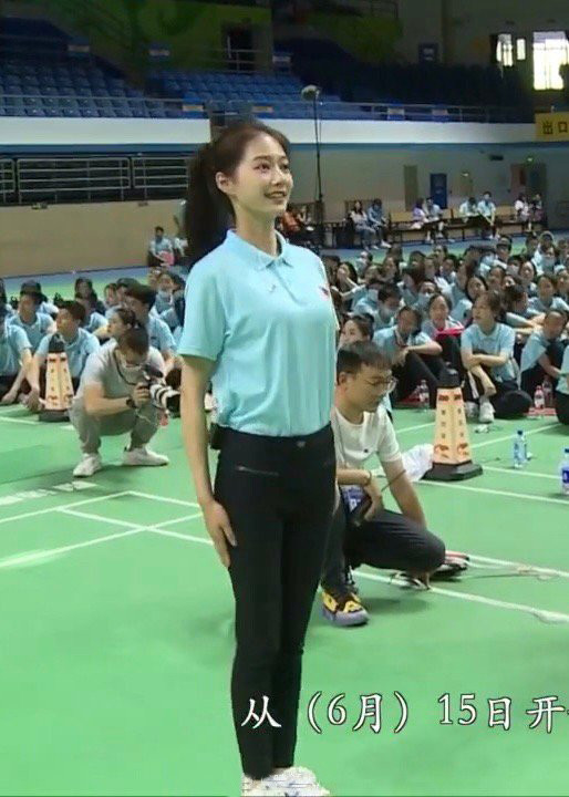 献词领诵员冯琳登上热搜颜值与才华并存曾有多次朗诵和主持经验