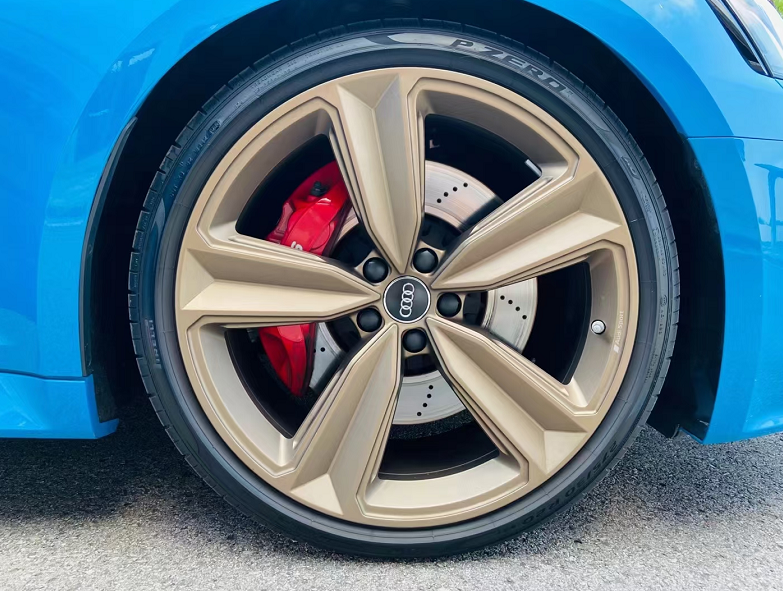 体验奥迪rs5外观低调但很性能金色轮毂你见过吗