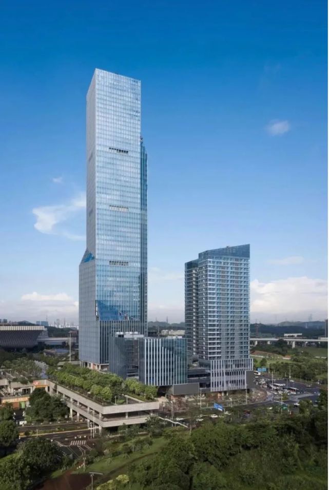 汇德大厦,无缝连接深圳北站,龙华片区的地标建筑,共58层,有超甲级写字