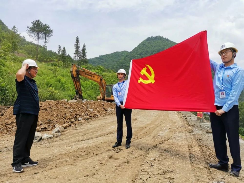 跟党旗合张影!今天,你用什么方式为党庆生?_腾讯新闻