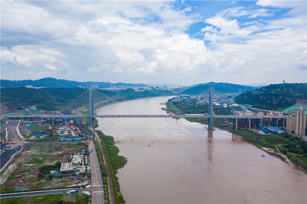 為有效緩解兩岸市民出行壓力,解決流向單一,菜園沱長江大橋橋面長期