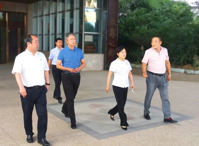 查看更多图片 >陈英杰副市长(右二)在万家园集团董事长邢清鑫(右一)